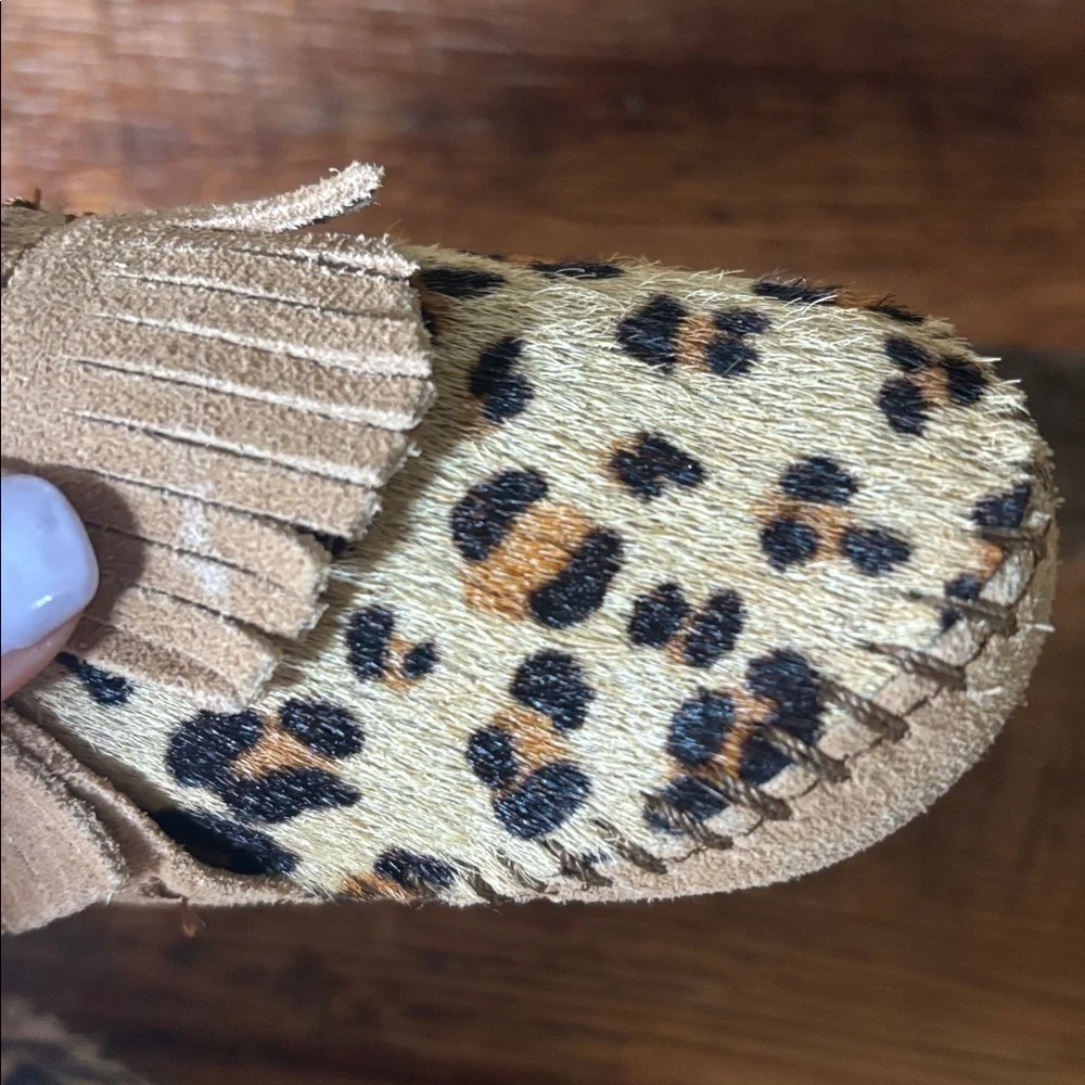 Minnetonka Baby/Toddler Leopard Print Fringe Moccasin - Tan size 4